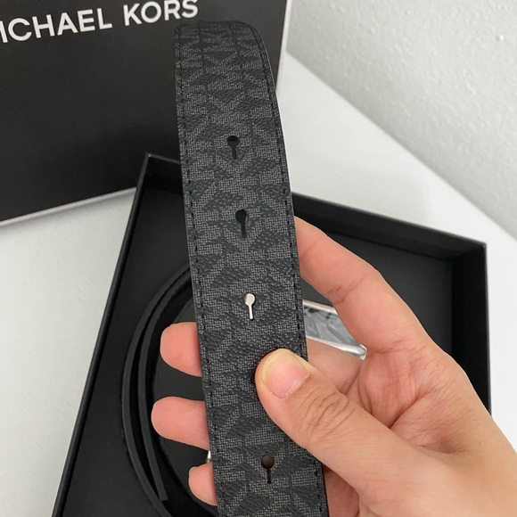 Michael Kors 4-In-1 Logo Belt Box Set - Picture 3 of 5